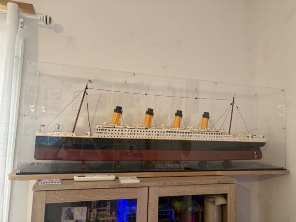 Vitrine pour LEGO® Icons Le Titanic #10294 — Visuel complémentaire 2 Vitrine pour LEGO Icons Le Titanic 10294