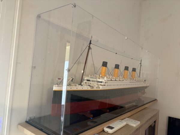 Vitrine pour LEGO® Icons Le Titanic #10294 — Visuel complémentaire 3 Vitrine pour LEGO Icons Le Titanic 10294
