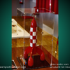 Vitrine pour LEGO® Ideas La fusée de Tintin® #21367 — Visuel complémentaire 2 Vitrine LEGO La fusée de Tintin® 21367