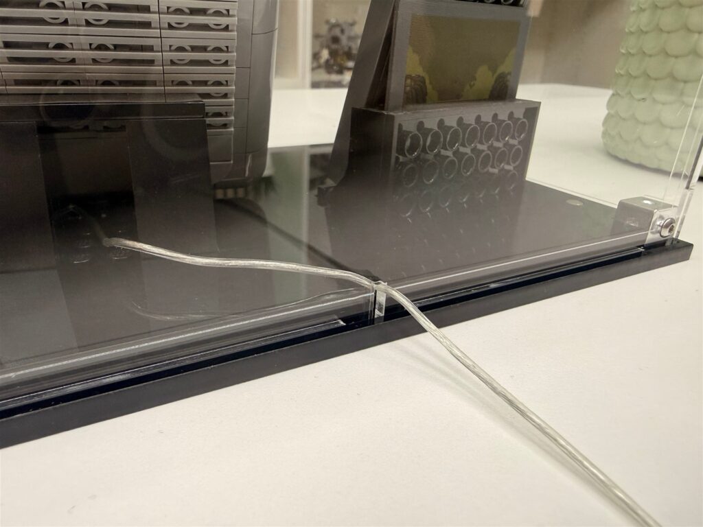 Encoche arrière d’une vitrine VitrineFactory pour le passage d’un câble LED